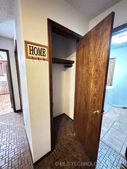 803 S Holmes Ave, Cushing, OK 74023 photo 4