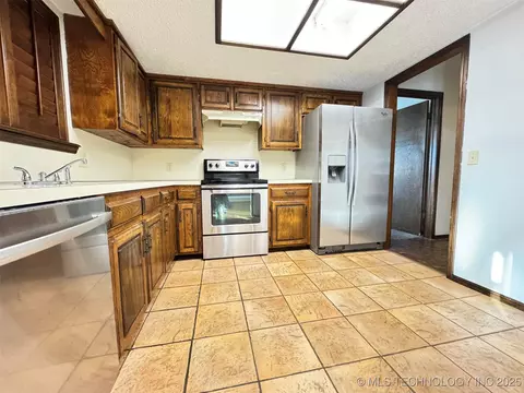 803 S Holmes Ave, Cushing, OK 74023 photo 13