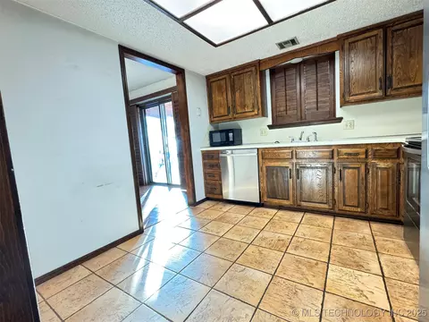 803 S Holmes Ave, Cushing, OK 74023 photo 11