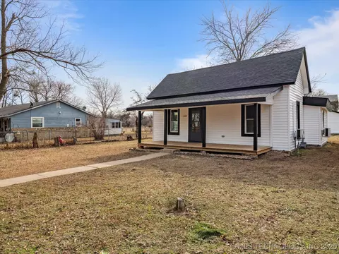 820 E 7th St, Dewey, OK 74029 photo 2