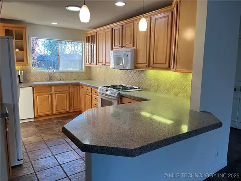 2125 E 60th Street 2125, Tulsa, OK 74105 photo 9