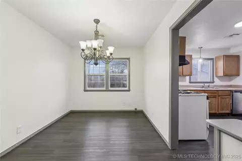 308 E 45th Ct, Tulsa, OK 74105 photo 6