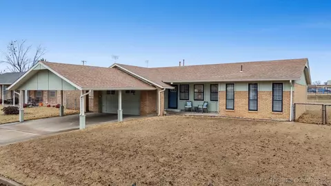 1105 SE 14th St, Pryor, OK 74361