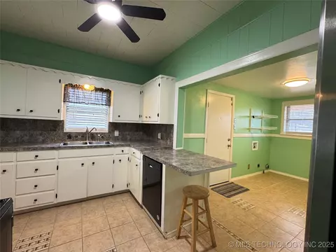 831 E Cherry St, Cushing, OK 74023 photo 17