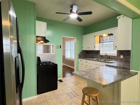 831 E Cherry St, Cushing, OK 74023 photo 3