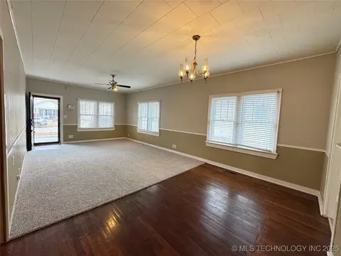 831 E Cherry St, Cushing, OK 74023 photo 2