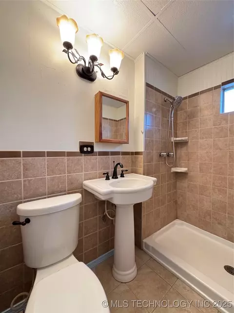 831 E Cherry St, Cushing, OK 74023 photo 4