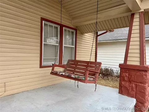 831 E Cherry St, Cushing, OK 74023 photo 5