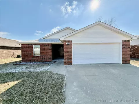 808 Bonnie Ave, Pryor, OK 74361