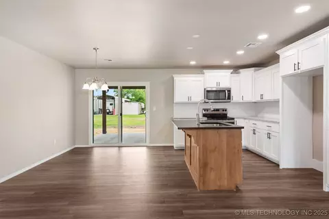 809 NE 4th St, Wagoner, OK 74467 photo 5