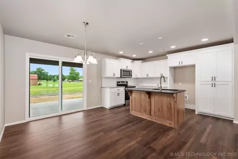 809 NE 4th St, Wagoner, OK 74467 photo 3
