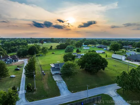 13902 S 241st East Ave, Coweta, OK 74429