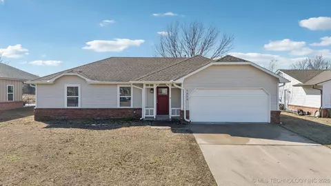 1408 Damon Dr, Pryor, OK 74361