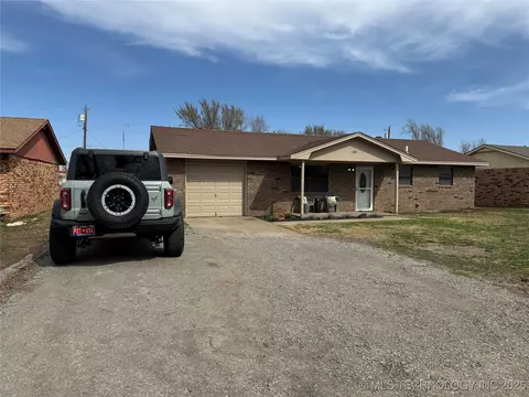 1418 E Maple St, Cushing, OK 74023 photo 2
