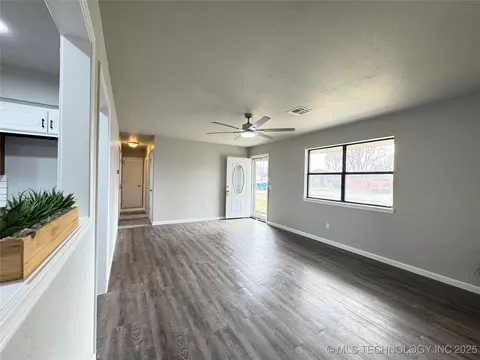 1418 E Maple St, Cushing, OK 74023 photo 6