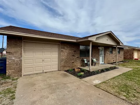 1418 E Maple St, Cushing, OK 74023 photo 3