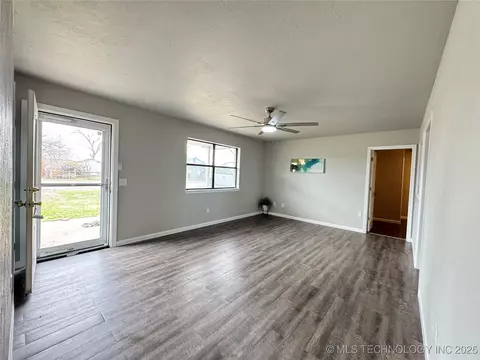 1418 E Maple St, Cushing, OK 74023 photo 5