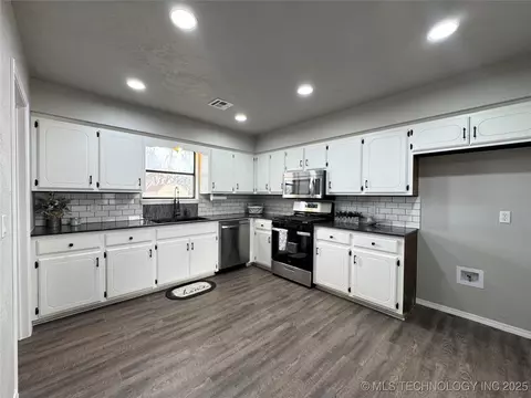 1418 E Maple St, Cushing, OK 74023 photo 8