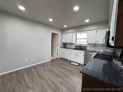 1418 E Maple St, Cushing, OK 74023 photo 14