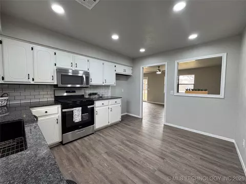 1418 E Maple St, Cushing, OK 74023 photo 9