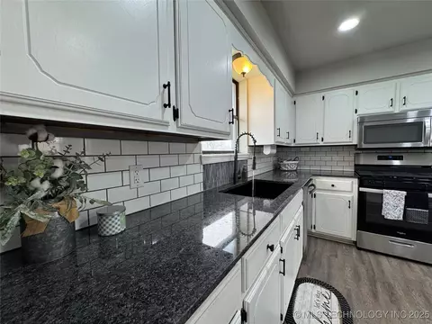 1418 E Maple St, Cushing, OK 74023 photo 10