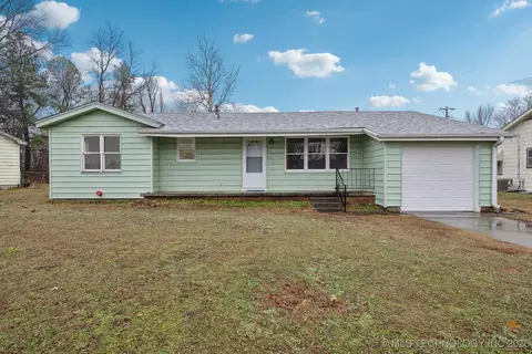 26 Bryan St, Pryor, OK 74361