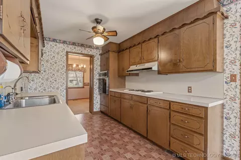 2110 E 52nd Pl, Tulsa, OK 74105 photo 22