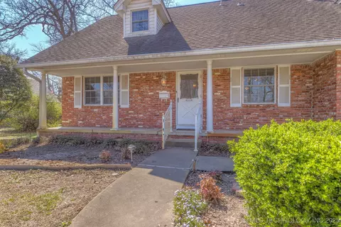 2110 E 52nd Pl, Tulsa, OK 74105 photo 4