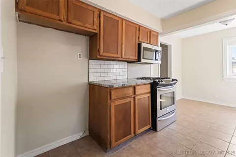 2848 E Admiral Ct, Tulsa, OK 74110 photo 7