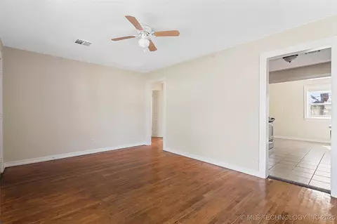 2848 E Admiral Ct, Tulsa, OK 74110 photo 5