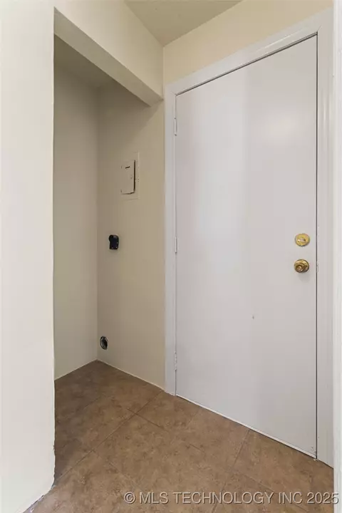 2848 E Admiral Ct, Tulsa, OK 74110 photo 13
