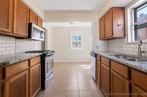 2848 E Admiral Ct, Tulsa, OK 74110 photo 6