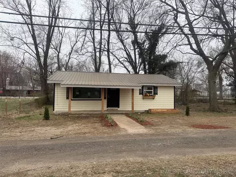 111 N 7th St, Stilwell, OK 74960