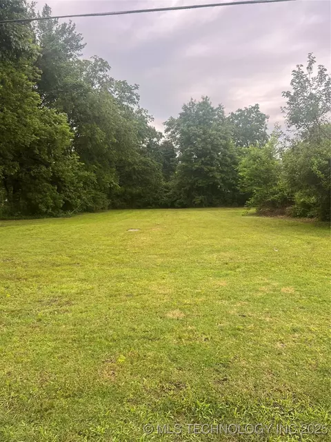 W Oak Street, Coweta, OK 74429