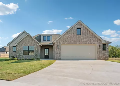 10707 E 280th St, Coweta, OK 74429