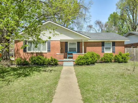 1605 E 54th Pl, Tulsa, OK 74105 photo 2
