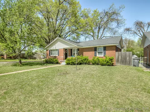 1605 E 54th Pl, Tulsa, OK 74105 photo 3