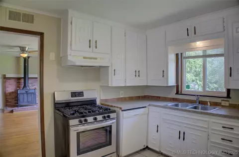 5764 E 30th Pl, Tulsa, OK 74114 photo 9