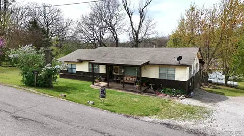 1804 S 3rd St, Stilwell, OK 74960