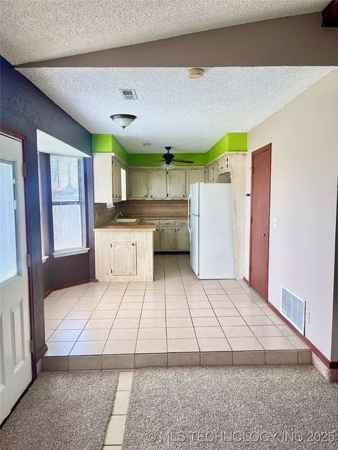 586 E 140th St, Glenpool, OK 74033 photo 6