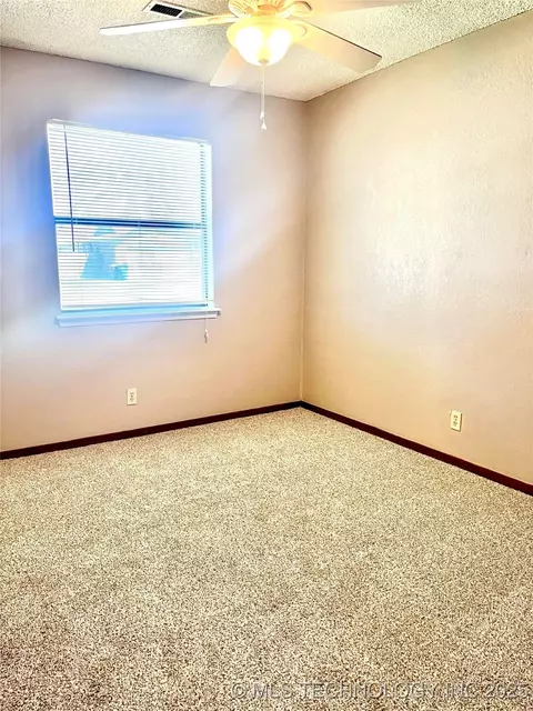 586 E 140th St, Glenpool, OK 74033 photo 17