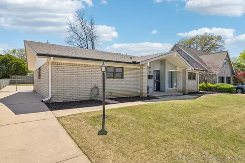 6842 E 56th St, Tulsa, OK 74145 photo 2