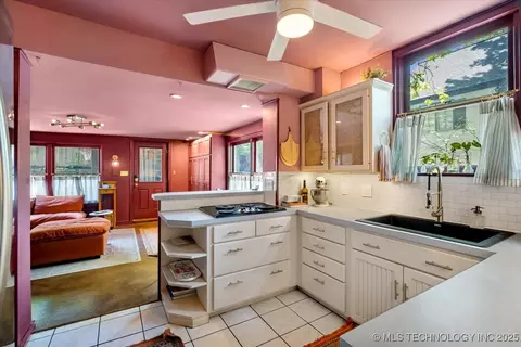 1821 S Carson Ave, Tulsa, OK 74119 photo 9