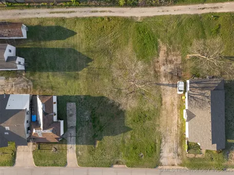 912 Arlington St, Ada, OK 74820 photo 2