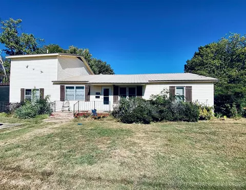 521 W Hickory St, Stilwell, OK 74960