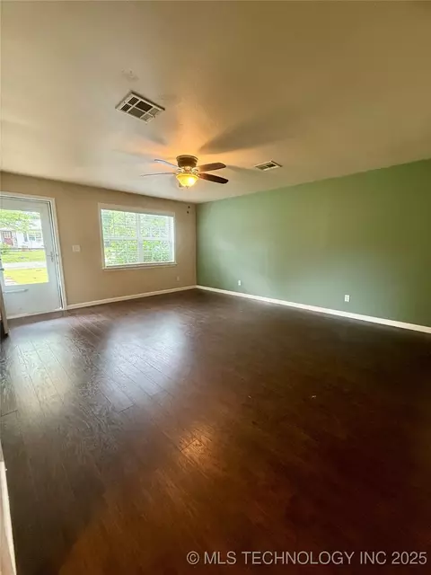 616 SW 1st St, Checotah, OK 74426 photo 5