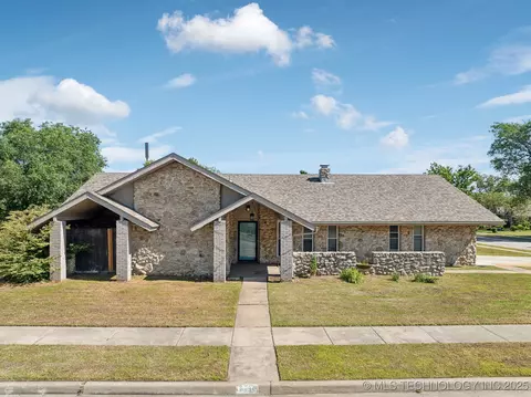 6505 E 47th St, Tulsa, OK 74145 photo 1