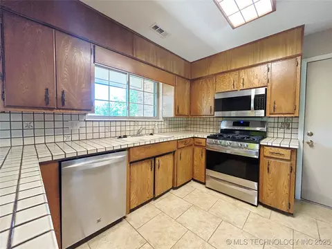 502 W Elm St, Henryetta, OK 74437 photo 7