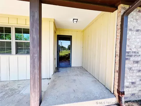 502 W Elm St, Henryetta, OK 74437 photo 3