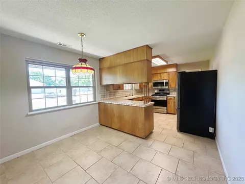 502 W Elm St, Henryetta, OK 74437 photo 6